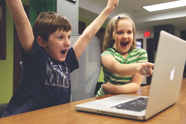 Dzieciaki kodują: internetowy kurs programowania to sposób na rozwijanie umiejętności